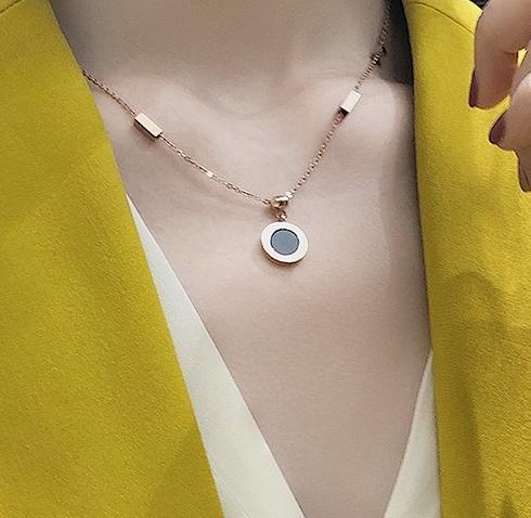 Necklace, light luxury, niche women's style, collarbone chain, 2024 new popular item, simple design, neck chain, personalized neck pendant