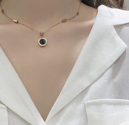 Necklace, light luxury, niche women's style, collarbone chain, 2024 new popular item, simple design, neck chain, personalized neck pendant