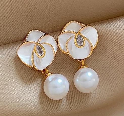 New Chinese style camellia pearl earrings for women with a light luxury temperament, with a niche and high-end feel. 2024 new popular earrings