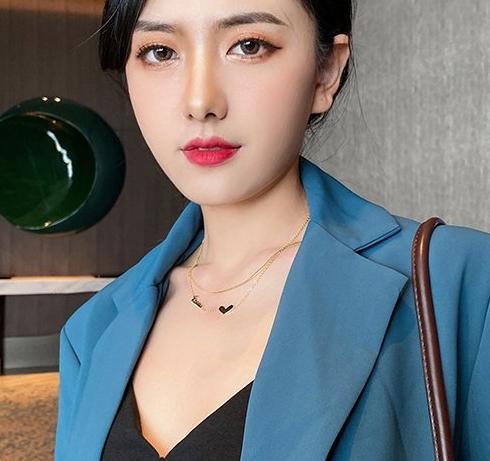 Peach Heart Double layered Stacked Necklace for Women, with a sense of high-end design, niche, light luxury temperament, collarbone chain, neck, snake bone chain jewelry