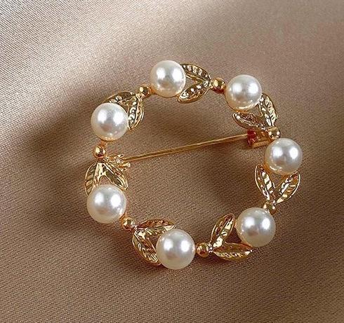 Pearl circle high-end brooch, cute Japanese scarf buckle, anti glare buckle, personalized pin, fixed clothing accessories