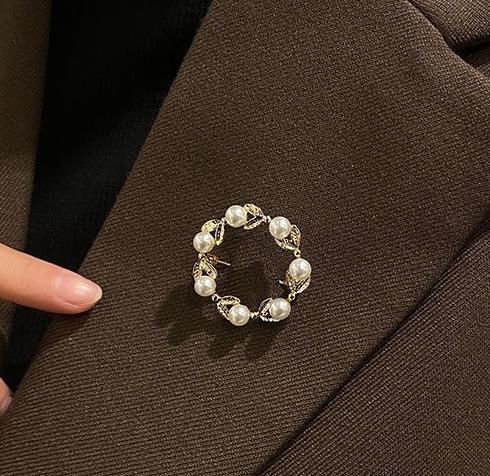 Pearl circle high-end brooch, cute Japanese scarf buckle, anti glare buckle, personalized pin, fixed clothing accessories