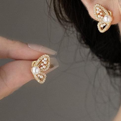 Pearl embellishment~Super sparkling zircon butterfly earrings for women, light luxury, niche design, fashionable earrings, internet famous ear accessories