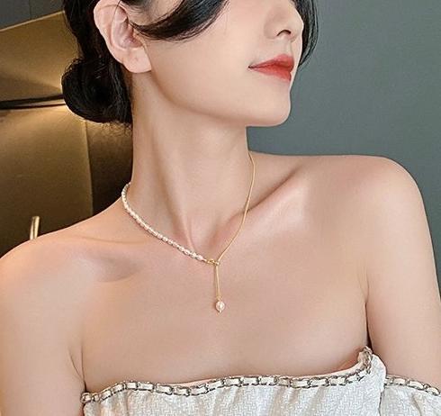 Pearl necklace women's summer versatile, light luxury, niche design sense, 2024 new popular item, collarbone chain, high-end accessory