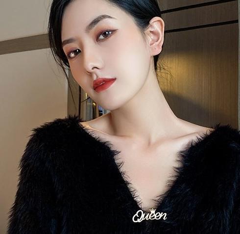 Queen of Letters, high-end brooch, cute Japanese style Instagram trendy personality pin, anti slip buckle, fixed clothing accessories