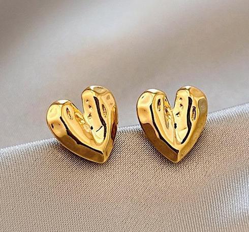 Silver heart S925 silver stud post earrings for girls, 2024 new popular metal high-end temperament earrings and earrings