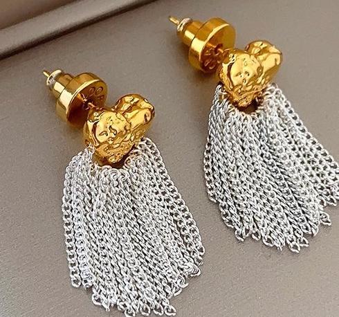 Simple and fashionable gold and silver contrasting color heart tassel earrings for women with a niche design sense, unique personality, exquisite temperament, earrings