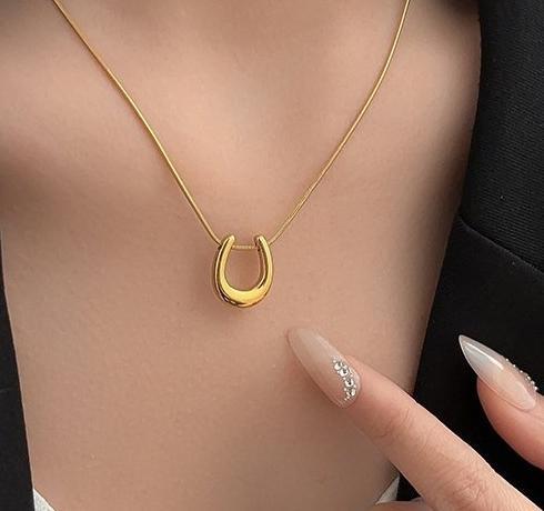 Simple gold U-shaped pendant necklace for women, 2024 new popular item, light luxury, niche, non fading collarbone chain, neck chain