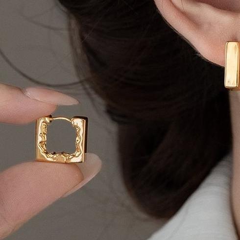 Small niche design, high-end feel, broken square personality, ear buckle earrings, women's summer gold, irregular fashion, metal earrings