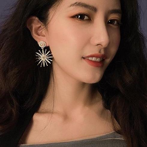 Small niche design, metal high-end feeling, sunflower pearl earrings, women's European and American style, exaggerated Korean fashion earrings