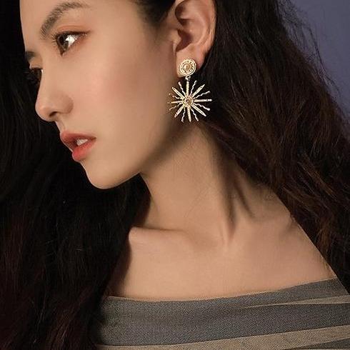 Small niche design, metal high-end feeling, sunflower pearl earrings, women's European and American style, exaggerated Korean fashion earrings