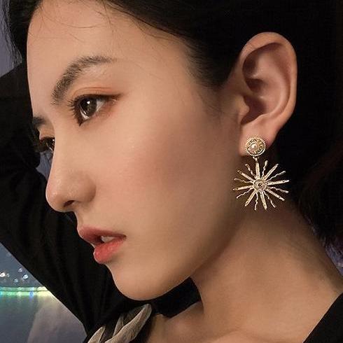 Small niche design, metal high-end feeling, sunflower pearl earrings, women's European and American style, exaggerated Korean fashion earrings