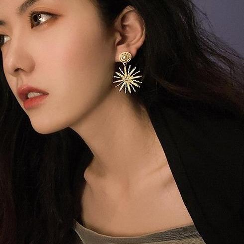 Small niche design, metal high-end feeling, sunflower pearl earrings, women's European and American style, exaggerated Korean fashion earrings