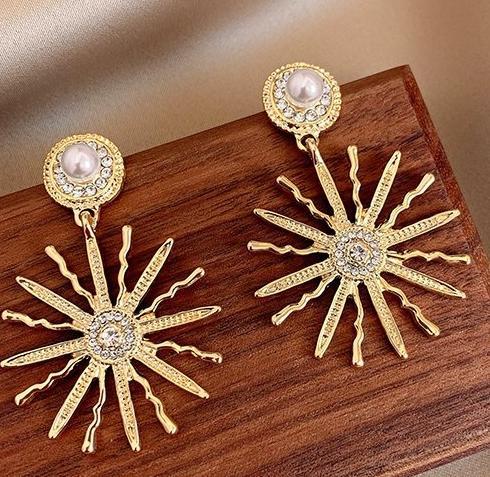 Small niche design, metal high-end feeling, sunflower pearl earrings, women's European and American style, exaggerated Korean fashion earrings