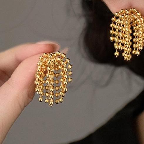 Small niche luxury design, metal fireworks tassel earrings, exaggerated female personality and temperament, fashionable socialite style, stunning earrings