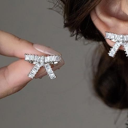 Super sparkling white crystal zircon bow earrings for women, light luxury, exquisite and high-end earrings, fashionable and personalized ear accessories