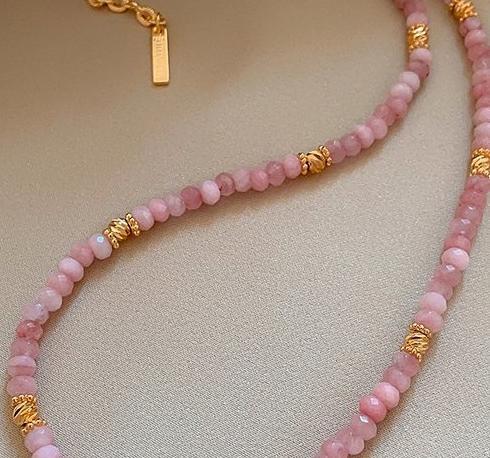 Sweet and Cool Pink Glass Crystal Natural Colored Stone Pearl Bead Necklace for Women's Summer Clavicle Chain, Unique Design Neck Chain