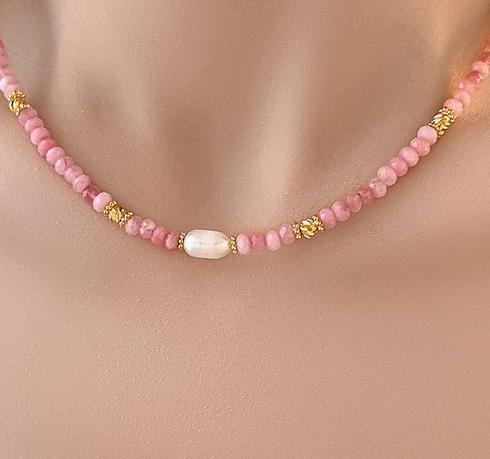 Sweet and Cool Pink Glass Crystal Natural Colored Stone Pearl Bead Necklace for Women's Summer Clavicle Chain, Unique Design Neck Chain