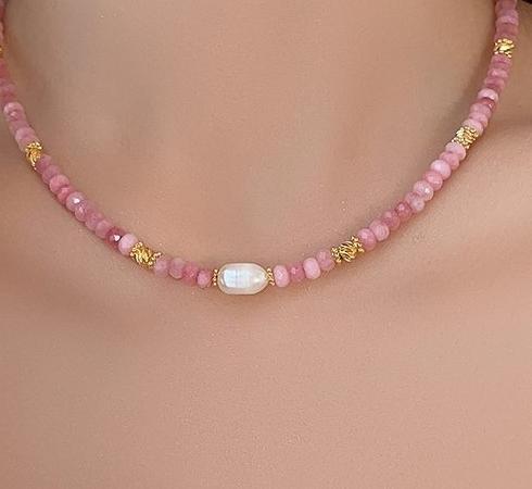 Sweet and Cool Pink Glass Crystal Natural Colored Stone Pearl Bead Necklace for Women's Summer Clavicle Chain, Unique Design Neck Chain