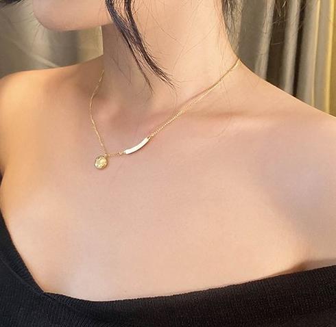 Titanium steel internet celebrity smiling face necklace, female ins trendy and cold collarbone necklace, exquisite temperament, simple pendant, neck accessory