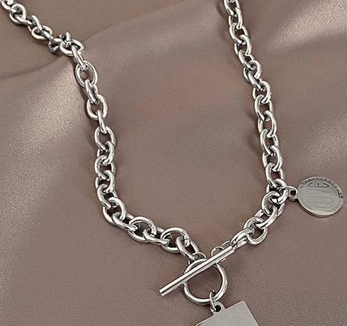 Titanium steel necklace for women, niche necklace, high-end design, timeless collarbone chain, internet famous 2024 new explosive accessory