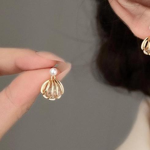 Unique and niche design, shell pearl earrings, women's gold color, simple temperament, versatile for commuting, earrings suitable for summer