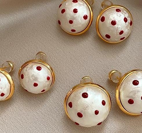 Versatile temperament, polka dot pearl earrings for women, new popular styles, niche retro, new Chinese style, unique white silver stud post earrings