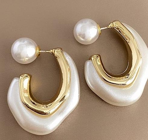 White Alien Pearl Earrings for Women's Summer 2024 New Popular Style Light Luxury Pearlescent Premium Sense Small and Unique Earrings