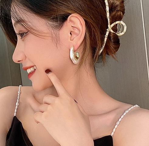 White Alien Pearl Earrings for Women's Summer 2024 New Popular Style Light Luxury Pearlescent Premium Sense Small and Unique Earrings