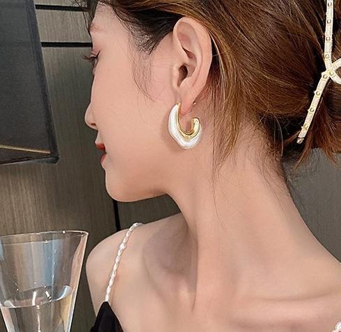 White Alien Pearl Earrings for Women's Summer 2024 New Popular Style Light Luxury Pearlescent Premium Sense Small and Unique Earrings