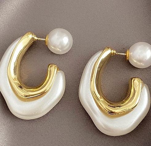 White Alien Pearl Earrings for Women's Summer 2024 New Popular Style Light Luxury Pearlescent Premium Sense Small and Unique Earrings