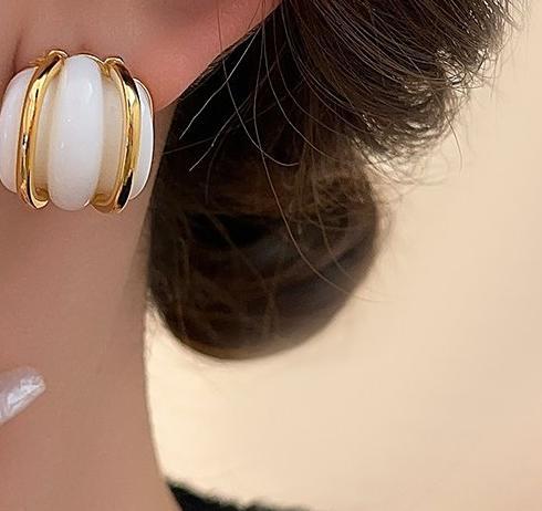 White glazed earrings for women 2024 new popular retro gold earrings, light luxury and high-end French temperament earrings