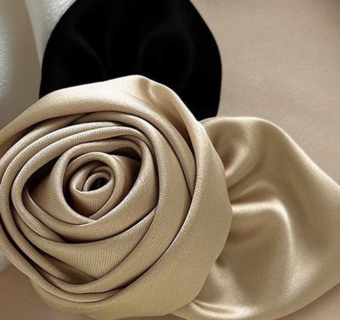 White satin contrasting rose flower hair clip for women's summer back of the head 2024 new style temperament headband rope hair clip headwear