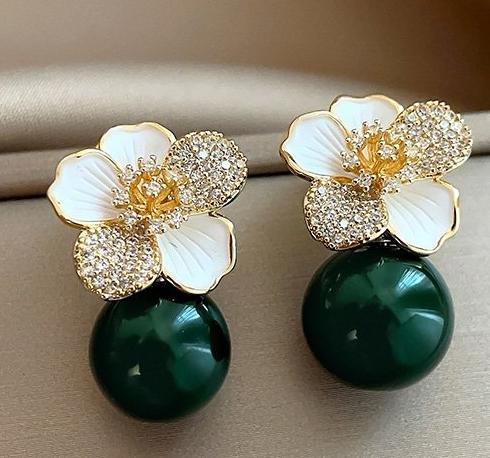 White temperament, emerald inlaid with diamonds, camellia flower earrings, female niche design, Chinese retro fashion, explosive earrings