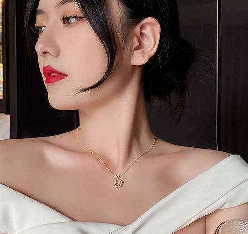 Women's necklace, light luxury, niche collarbone necklace pendant accessory, 2024 new popular item, high-end decoration