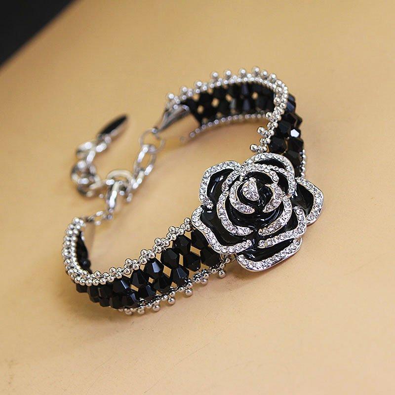 2020 New Camellia Classic Necklace Clavicle Chain Women's Fashion Accessories Super Sparkling Diamond Bracelet Sweater Chain Set Trendy