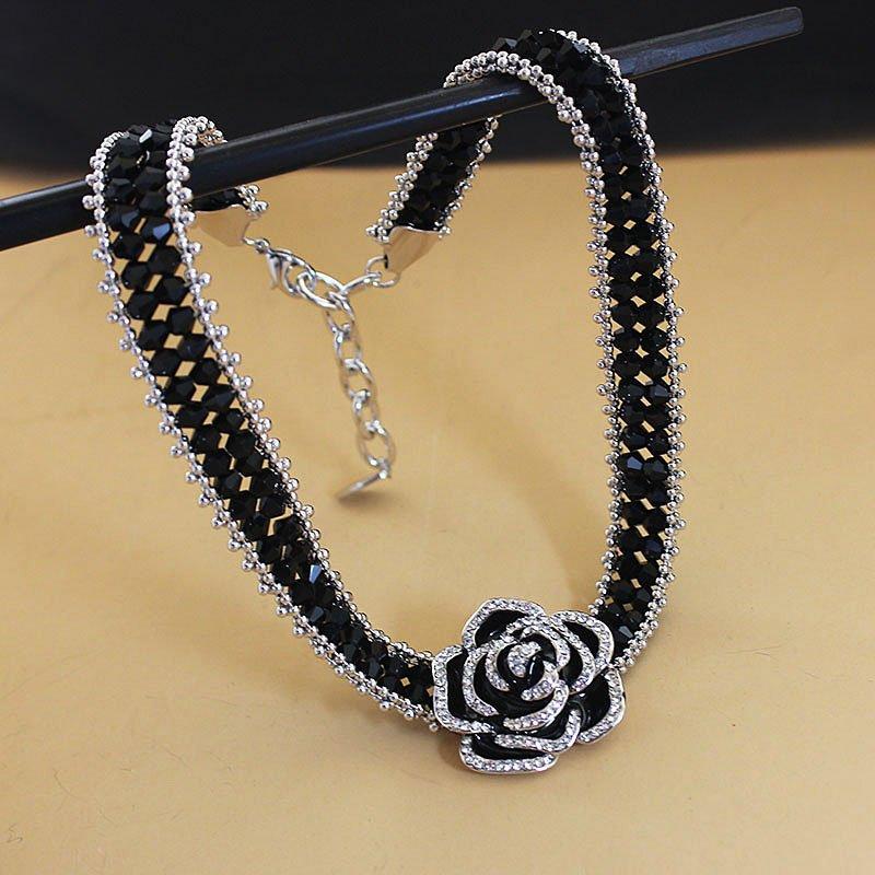 2020 New Camellia Classic Necklace Clavicle Chain Women's Fashion Accessories Super Sparkling Diamond Bracelet Sweater Chain Set Trendy