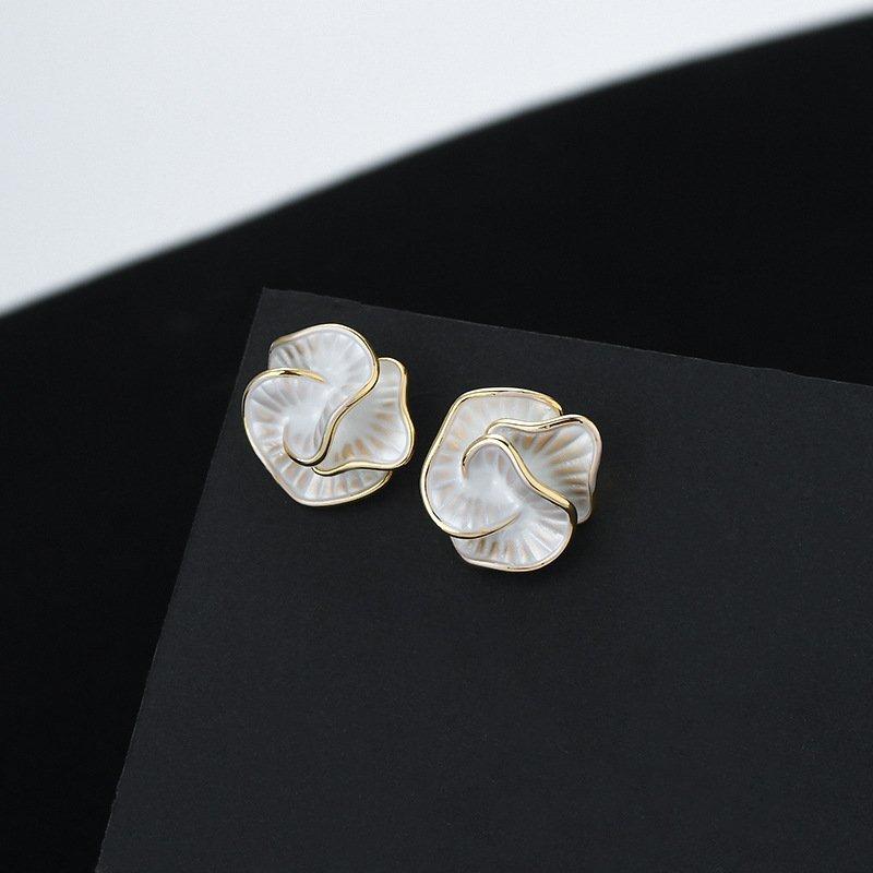 Camellia flower earrings for female niche, light luxury temperament, high-end feeling earrings 2024 new sweet anti allergic earrings trendy