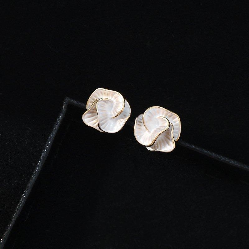 Camellia flower earrings for female niche, light luxury temperament, high-end feeling earrings 2024 new sweet anti allergic earrings trendy