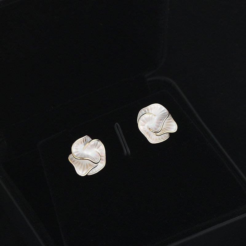 Camellia flower earrings for female niche, light luxury temperament, high-end feeling earrings 2024 new sweet anti allergic earrings trendy