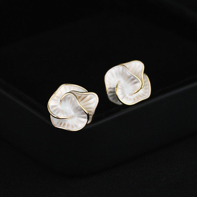 Camellia flower earrings for female niche, light luxury temperament, high-end feeling earrings 2024 new sweet anti allergic earrings trendy