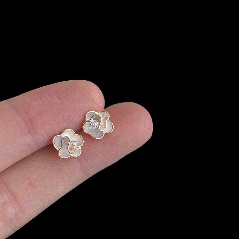 Camellia flower earrings for female niche, light luxury temperament, high-end feeling earrings 2024 new sweet anti allergic earrings trendy