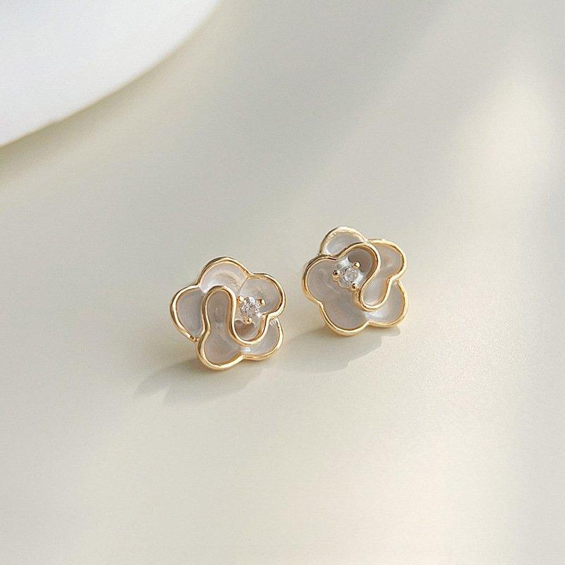 Camellia flower earrings for female niche, light luxury temperament, high-end feeling earrings 2024 new sweet anti allergic earrings trendy