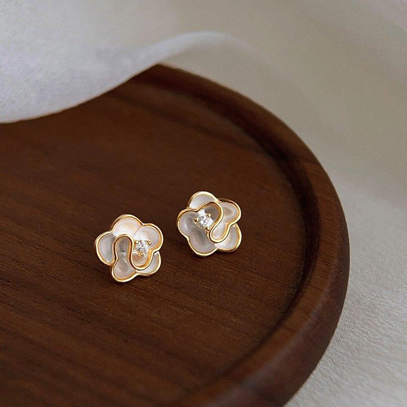 Camellia flower earrings for female niche, light luxury temperament, high-end feeling earrings 2024 new sweet anti allergic earrings trendy