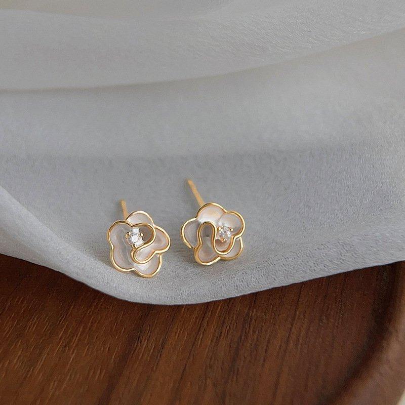 Camellia flower earrings for female niche, light luxury temperament, high-end feeling earrings 2024 new sweet anti allergic earrings trendy