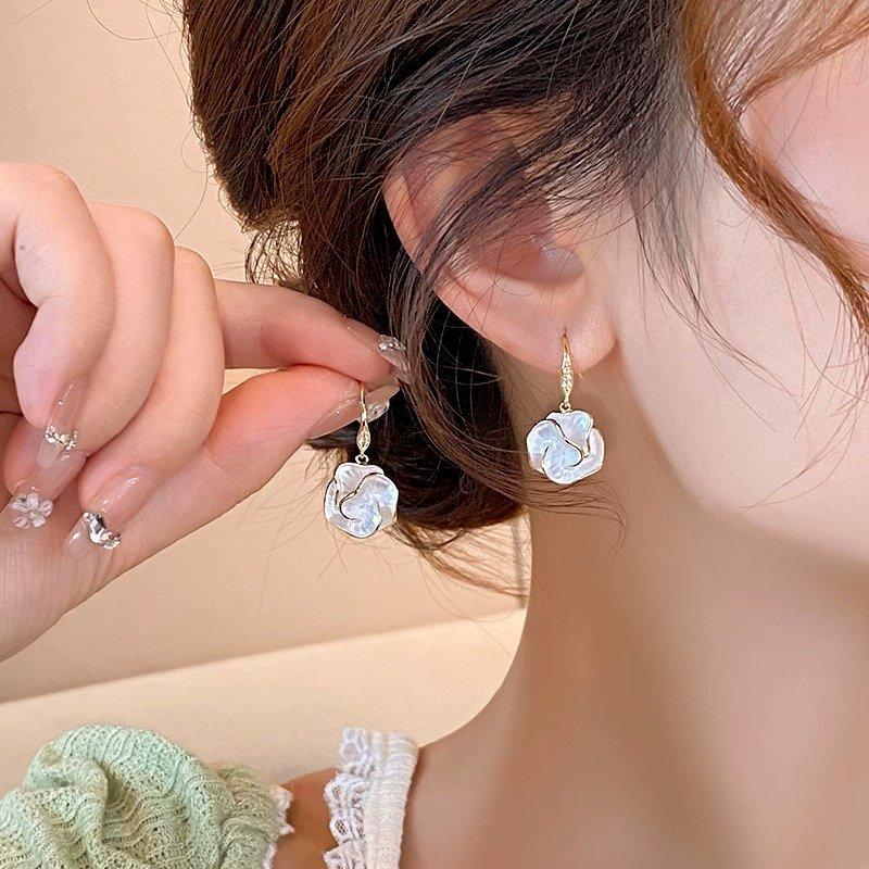 Camellia flower earrings for female niche, light luxury temperament, high-end feeling earrings 2024 new sweet anti allergic earrings trendy