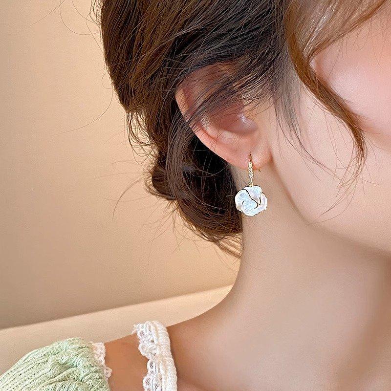 Camellia flower earrings for female niche, light luxury temperament, high-end feeling earrings 2024 new sweet anti allergic earrings trendy