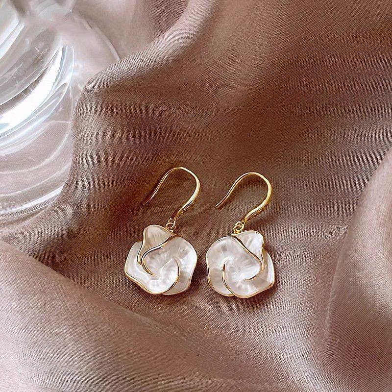 Camellia flower earrings for female niche, light luxury temperament, high-end feeling earrings 2024 new sweet anti allergic earrings trendy