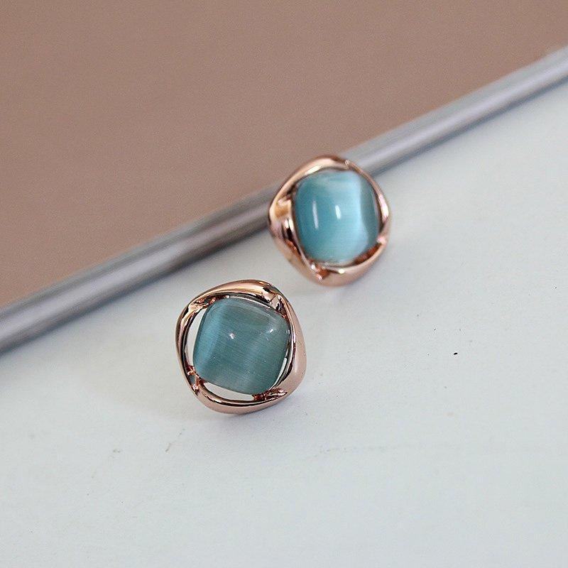 Exquisite and compact earrings with geometric diamond shaped cat eyes, women's simple and versatile short hair earrings accessories