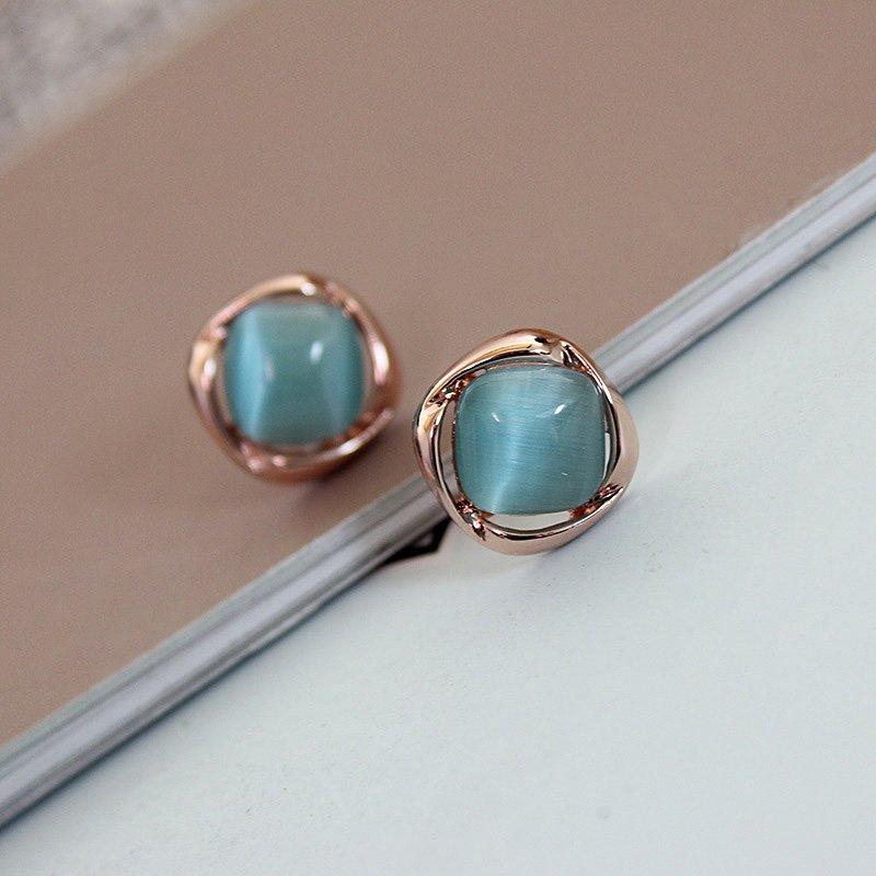 Exquisite and compact earrings with geometric diamond shaped cat eyes, women's simple and versatile short hair earrings accessories